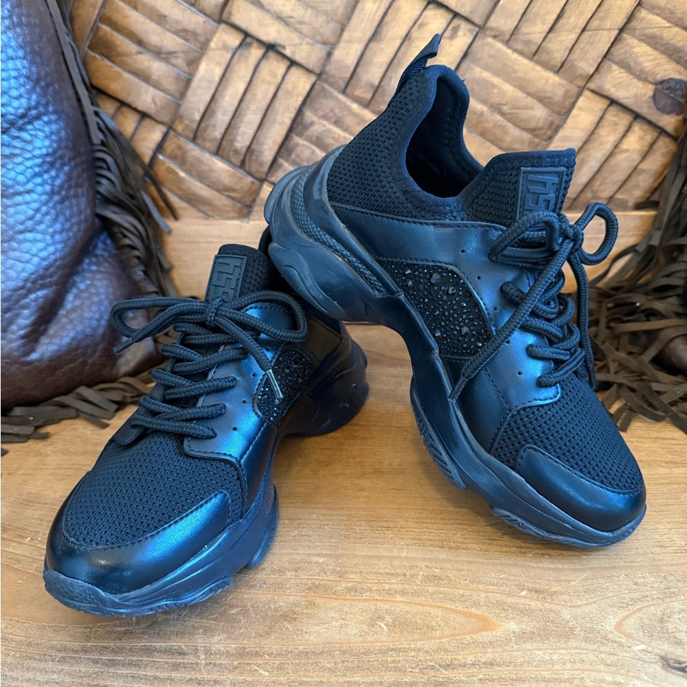 NWOT Steve Madden Black Vance Athletic Sneaker Size 4